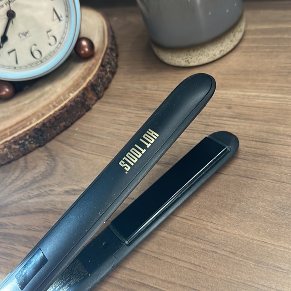 Hot Tools Pro Signature Ceramic + Tourmaline Flat Iron, 1 Inch - Picture 6 of 7